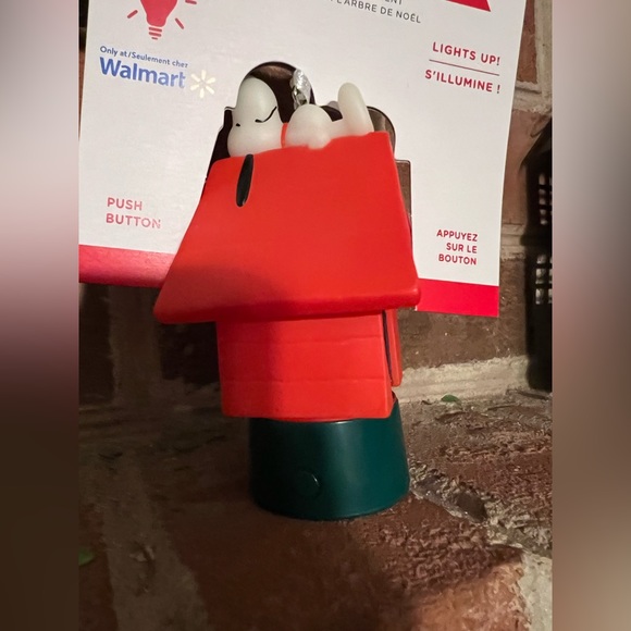 Hallmark Peanuts Snoopy on Doghouse with Light Ornament - Picture 8 of 10